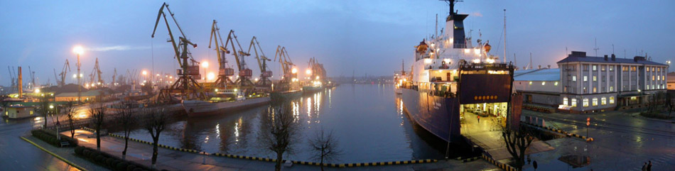 Вечерняя панорама Калининградского морского торгового порта